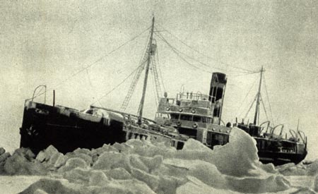 Начало нового 1939 года ознаменовалось сильными сжатиями льда у борта Седова. Фото.